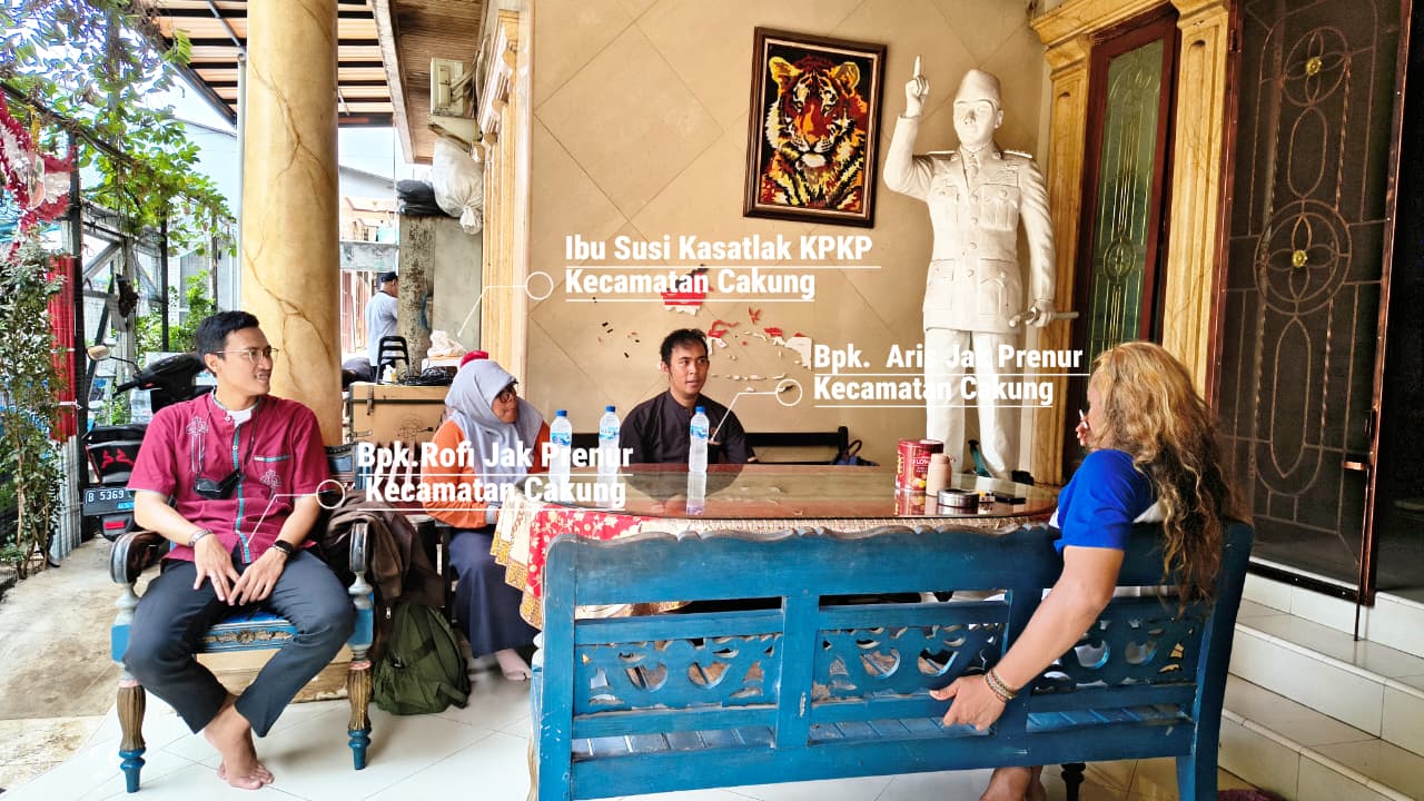 Wakil ketua poktan alabror berdiskusi