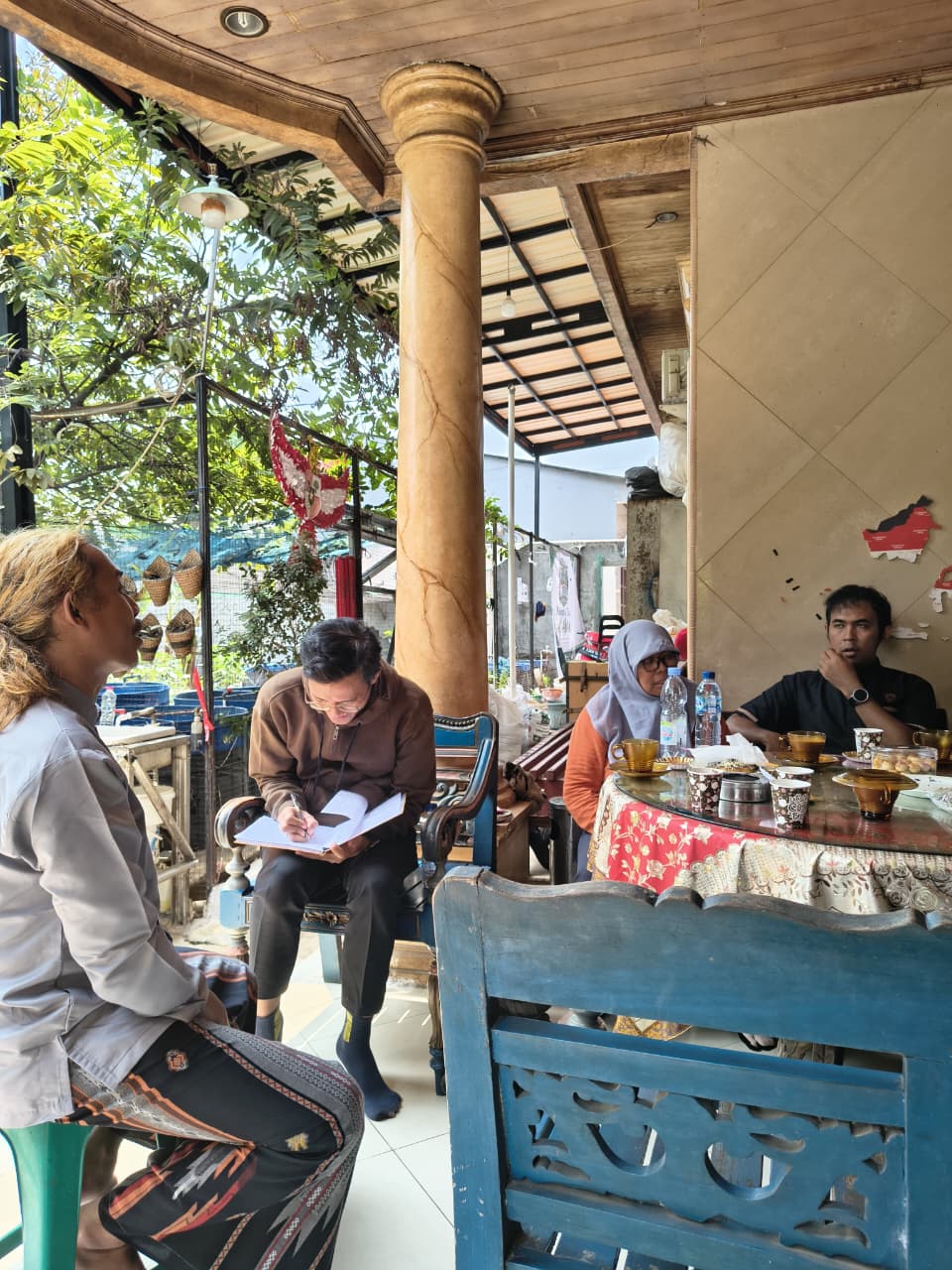 Wakil ketua poktan alabror berdiskusi