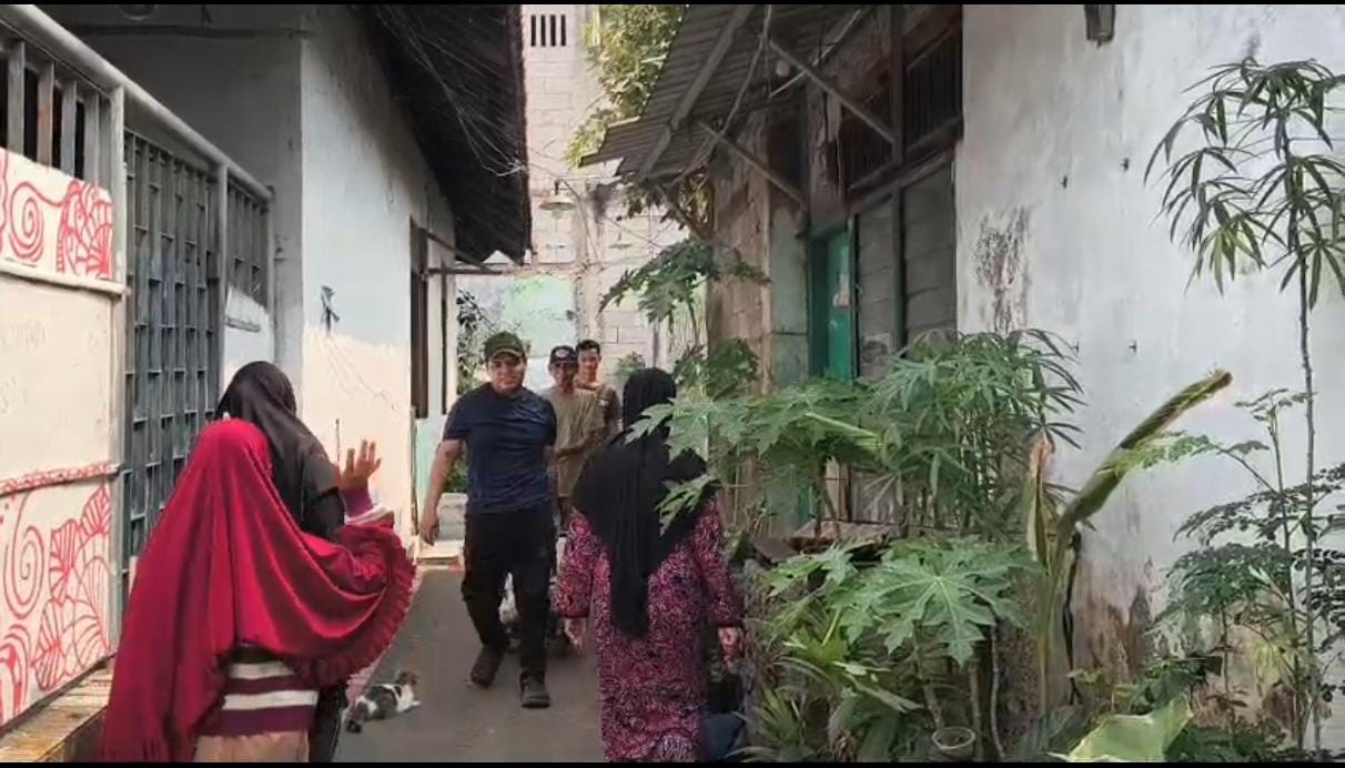 Anggota Bergotongroyong melakukan persiapan penyiraman tanaman